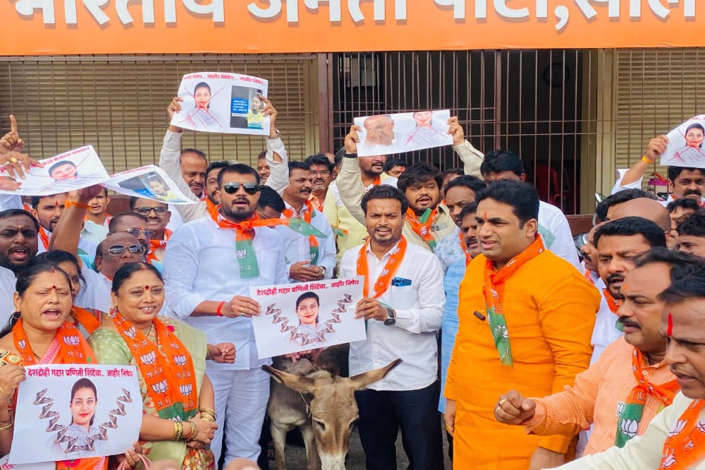 ‘ऑपरेशन सिंदूर’ वरून खासदार प्रणिती शिंदेंच्या वक्तव्याला भाजपाचा तीव्र विरोध – आमदार देवेंद्र कोठे यांच्या नेतृत्वाखाली निषेध आंदोलन